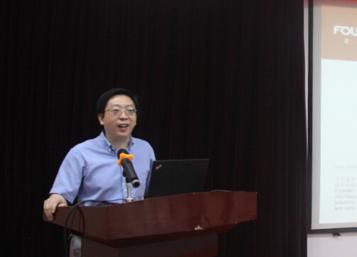 方正阿帕比总工程师黄肖俊正在对项目的IT构架与业务功能做详细介绍