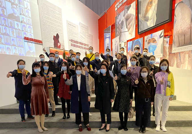 教育社党员干部参观抗疫专题展览2.jpg