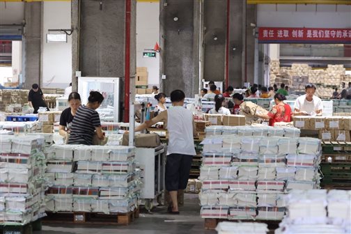 D:。。2020。。⌒ぷ魑母澹8.25湖北新华战高温、斗酷暑  全力保障全省教材教辅发运（报发行观察、新闻出版广电报）?0秋物流发运照片8.26新增图片IMG_4342.JPG.JPG